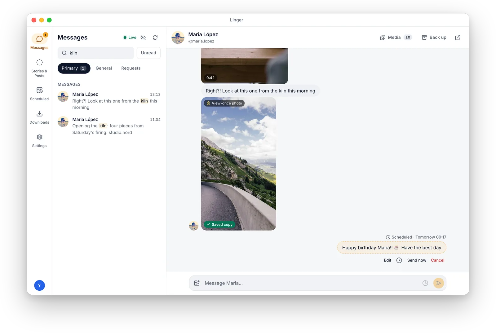 Linger en un Mac: un chat con Maria López en el que una foto de ver una vez de un prado aparece como “Saved copy” (copia guardada), con un mensaje programado para mañana.